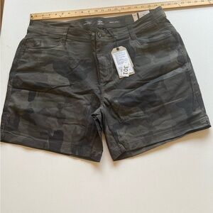 NWT Prana Women's Halle Short Plus II‎ Size 20/7" Inseam Camo (D4)